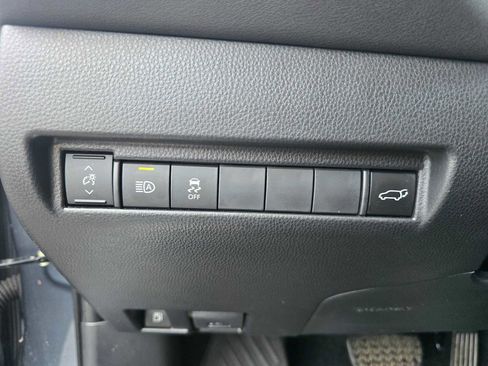 Used 2023 Toyota Venza XLE image 25