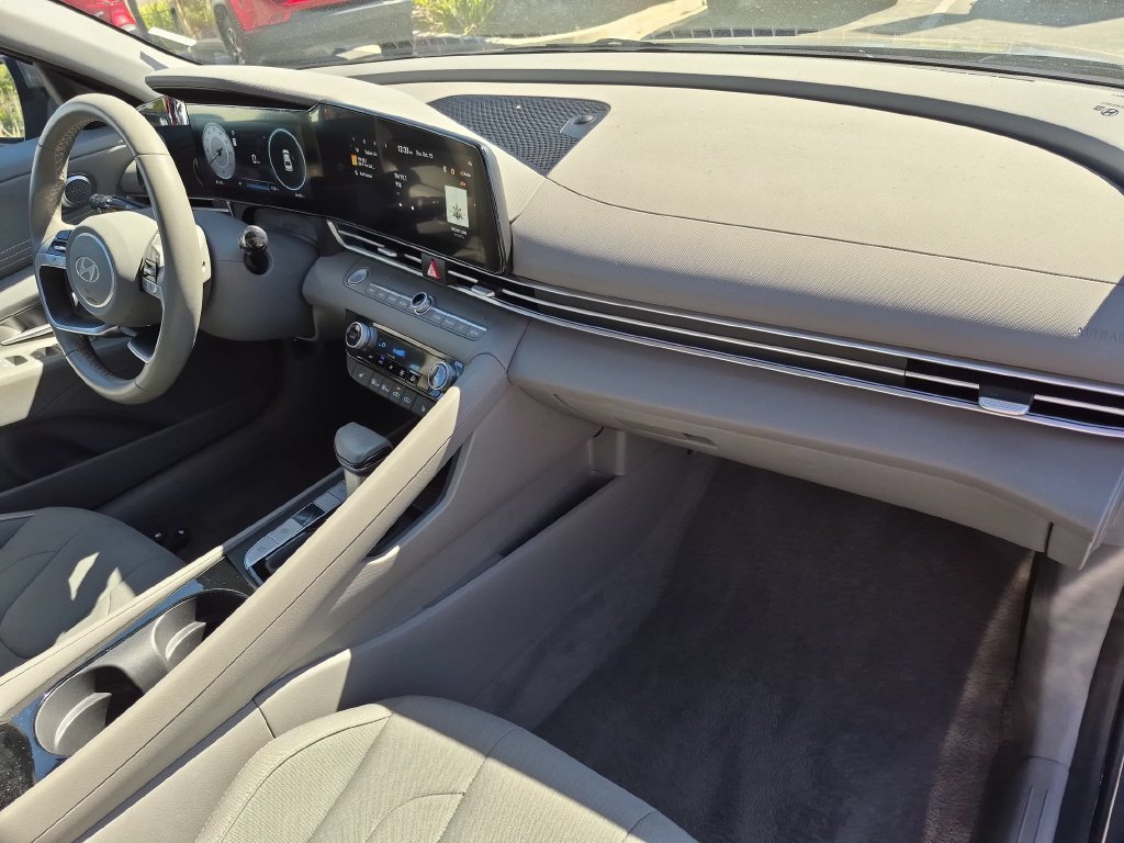 Used 2025 Hyundai Elantra SEL FWD image 32