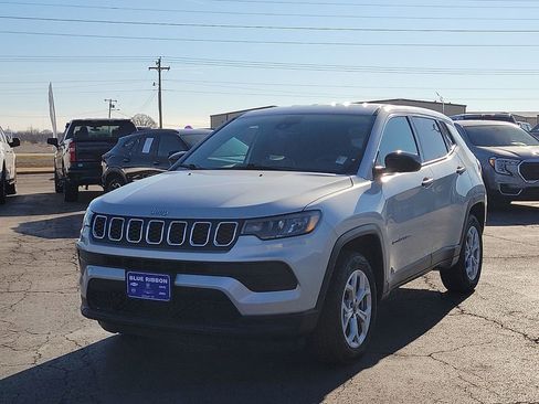 Used 2025 Jeep Compass Sport image 2