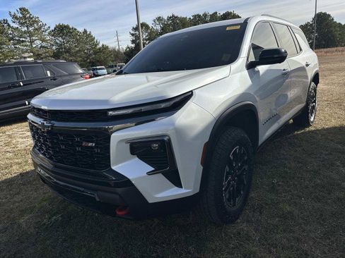 Used 2024 Chevrolet Traverse Z71 image 3