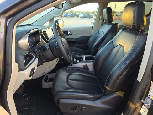 Used 2023 Chrysler Pacifica Touring-L image 8