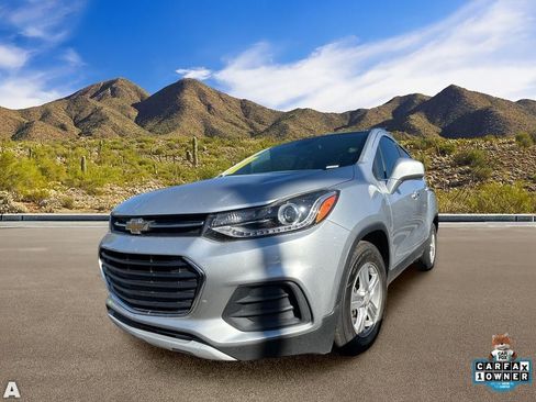 Used 2020 Chevrolet Trax LT w/ LT Convenience Package FWD image 2