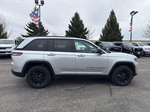 Used 2025 Jeep Grand Cherokee Altitude AWD/4WD image 4