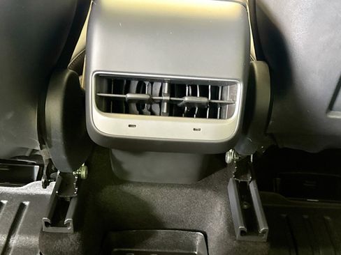 Used 2022 Tesla Model Y Long Range AWD/4WD image 22