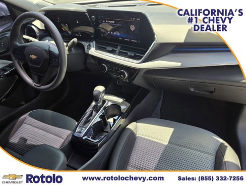 Used 2025 Chevrolet Trax LT w/ LPO, Blackout Package FWD image 9