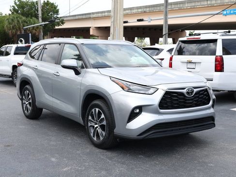Used 2023 Toyota Highlander XLE FWD image 2