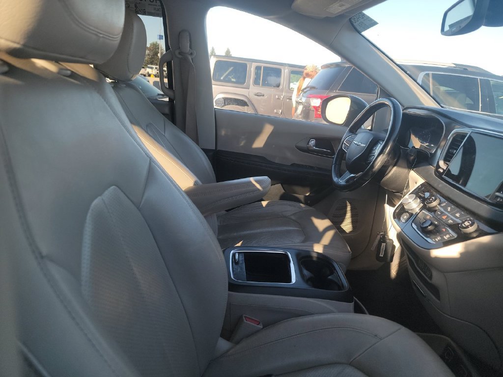 Used 2021 Chrysler Pacifica Touring-L FWD image 4