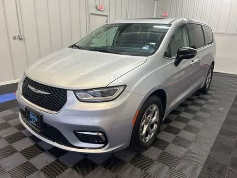 Used 2024 Chrysler Pacifica Limited FWD image 6