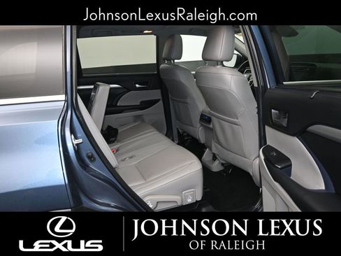 Used 2019 Toyota Highlander XLE image 10
