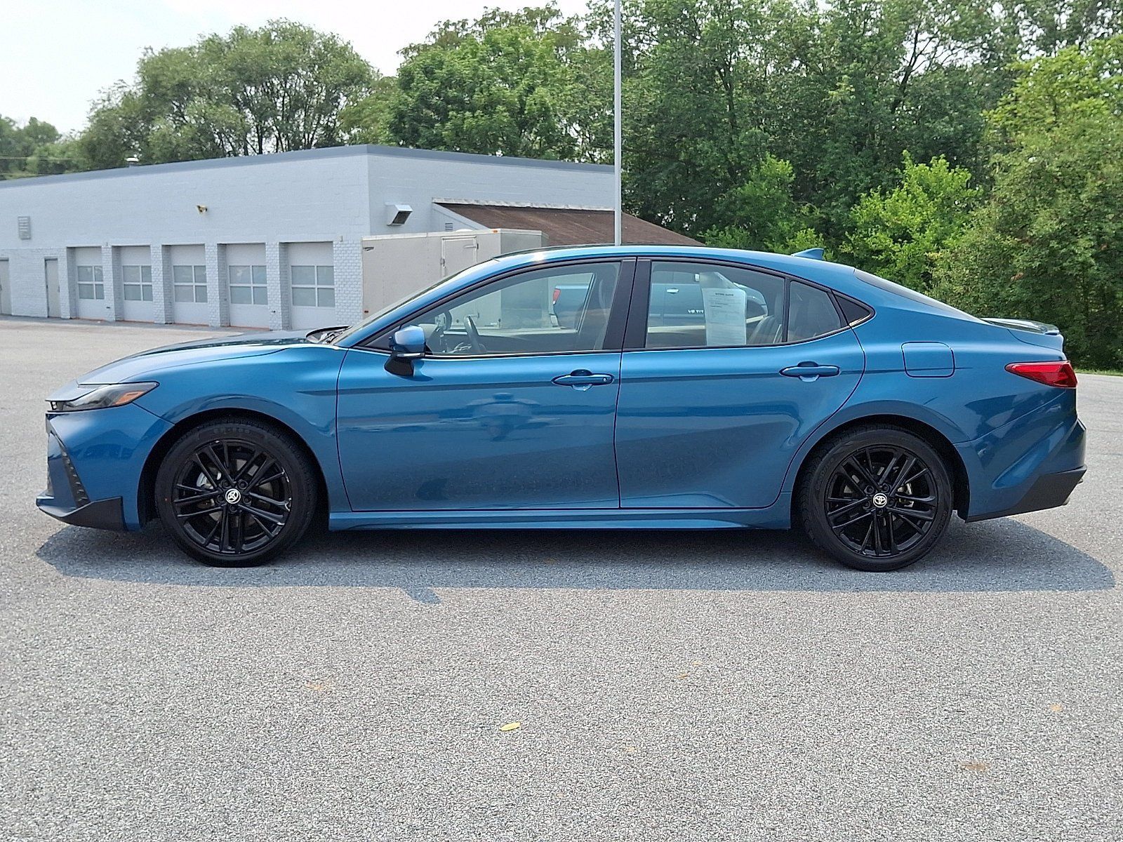 Used 2025 Toyota Camry SE FWD image 4