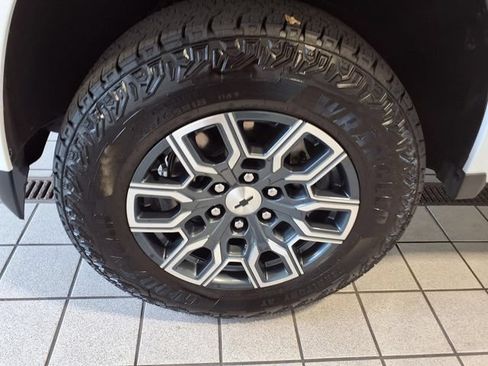 Used 2024 Chevrolet Colorado Z71 w/ Z71 Convenience Package 2 AWD/4WD image 5