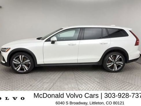 Used 2025 Volvo V60 B5 Cross Country Plus AWD/4WD image 5