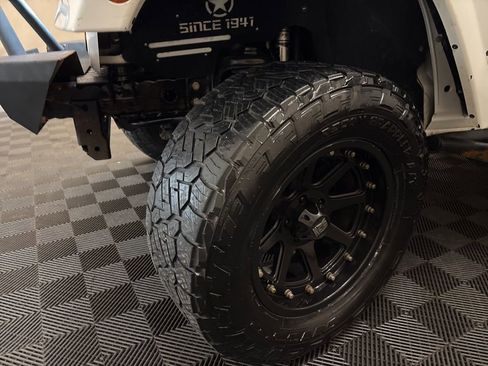 Used 2015 Jeep Wrangler Unlimited Rubicon w/ Dual Top Group AWD/4WD image 27