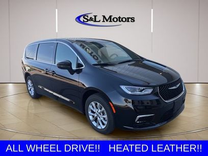 Used 2025 Chrysler Pacifica Select