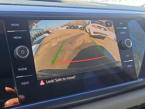 Certified 2023 Volkswagen Taos SE w/ Panoramic Sunroof Package image 9