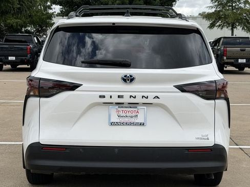 Used 2024 Toyota Sienna LE w/ LE Plus Package FWD image 5