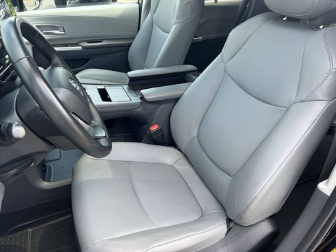 Used 2023 Toyota Sienna XLE FWD image 30