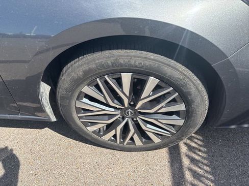 Used 2025 Nissan Altima 2.5 SV image 9