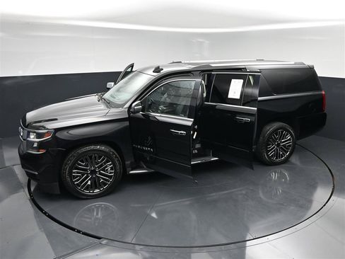Used 2018 Chevrolet Suburban Premier AWD/4WD image 38