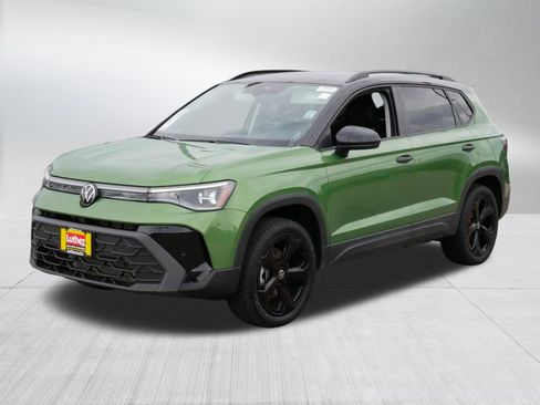 Used 2025 Volkswagen Taos SE AWD/4WD image 3