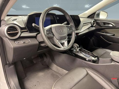 Used 2025 Chevrolet Trax ACTIV FWD image 4
