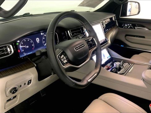 Used 2025 Jeep Grand Wagoneer 4WD image 14