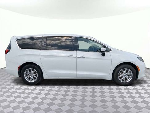 Used 2023 Chrysler Voyager LX FWD image 3