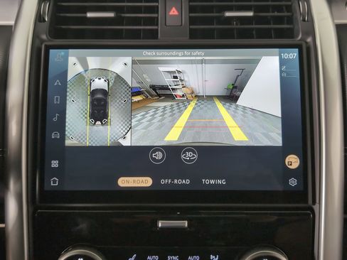 Used 2025 Land Rover Discovery Dynamic SE image 24