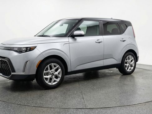 Used 2025 Kia Soul LX w/ LX Technology Package FWD image 3