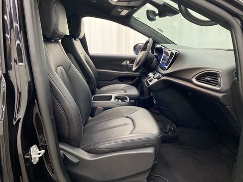 Used 2025 Chrysler Pacifica Select FWD image 19