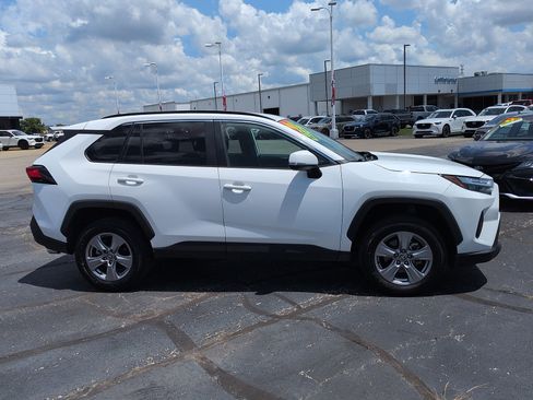 Used 2025 Toyota RAV4 XLE AWD/4WD image 2