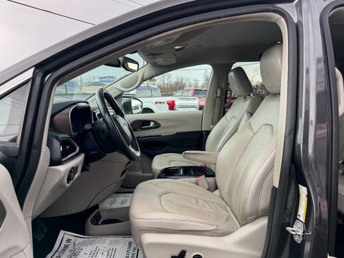 Used 2019 Chrysler Pacifica Touring-L image 20