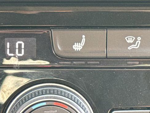 Used 2024 Volkswagen Taos SE image 31