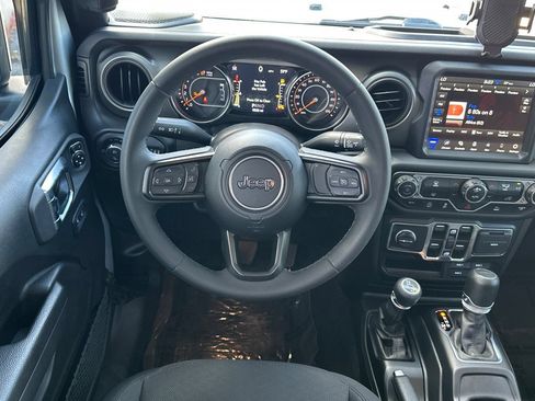 Used 2023 Jeep Gladiator Sport AWD/4WD image 16