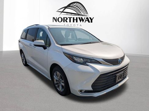 Used 2024 Toyota Sienna XLE w/ XLE Plus Package AWD/4WD image 1
