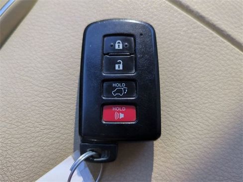 Used 2019 Toyota Highlander XLE image 30