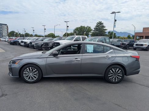 Used 2025 Nissan Altima 2.5 SV FWD image 8