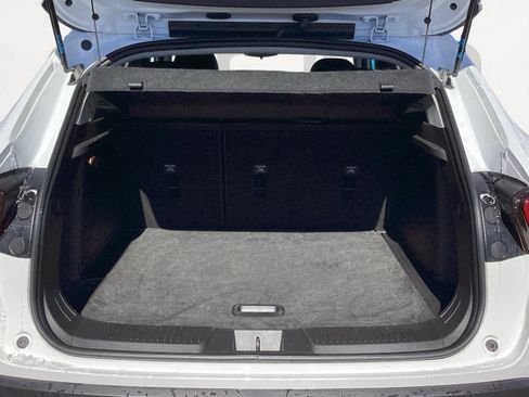 Used 2025 Chevrolet Trax LT w/ LT Convenience Package image 16