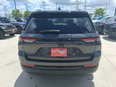 Used 2025 Jeep Grand Cherokee Altitude RWD image 6