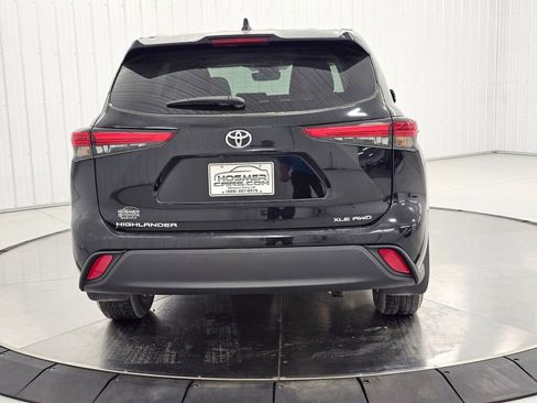 Used 2022 Toyota Highlander XLE AWD/4WD image 4