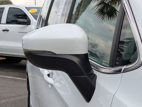 Used 2023 Chrysler Pacifica Touring-L image 11