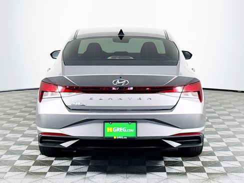 Used 2023 Hyundai Elantra SEL w/ Preferred Accessory Package FWD image 8