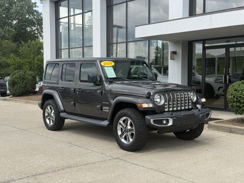 Used 2019 Jeep Wrangler Unlimited Sahara AWD/4WD image 2