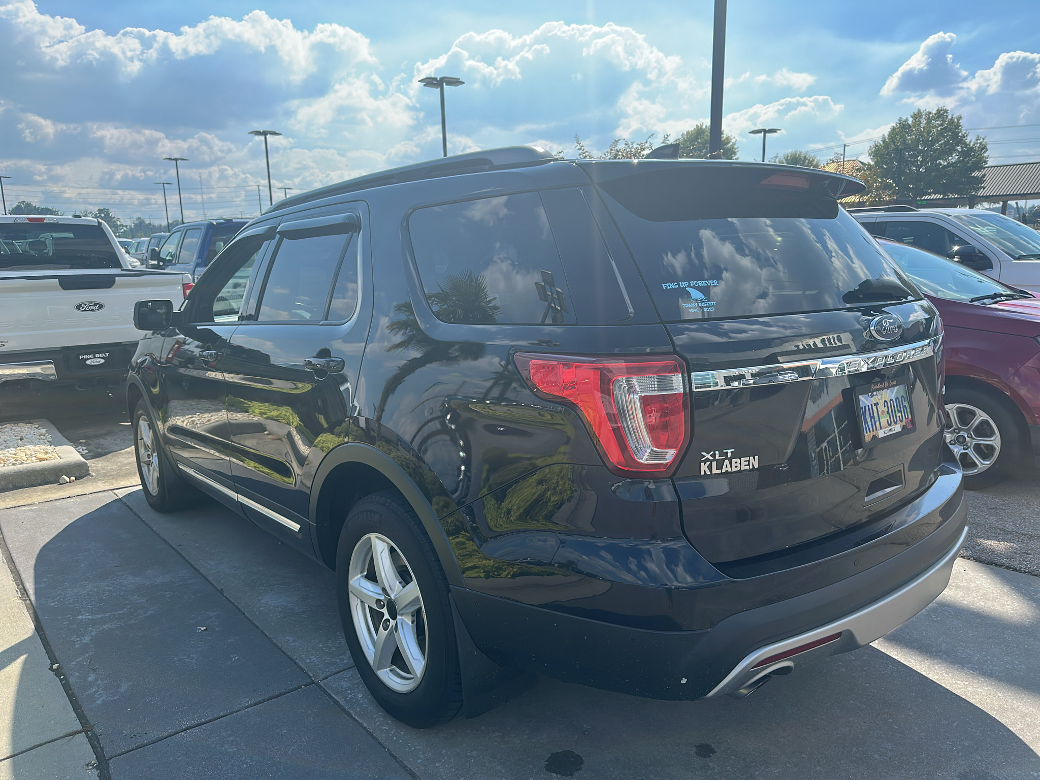 Used 2017 Ford Explorer XLT w/ Equipment Group 202A AWD/4WD image 4