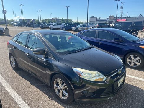 Used 2014 Ford Focus SE w/ SE Winter Package FWD image 4