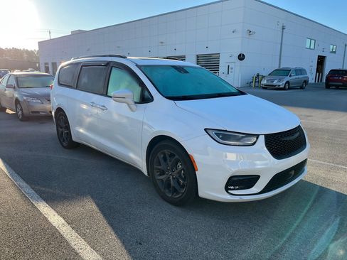 Used 2021 Chrysler Pacifica Touring-L w/ Uconnect Theater Family Group image 4