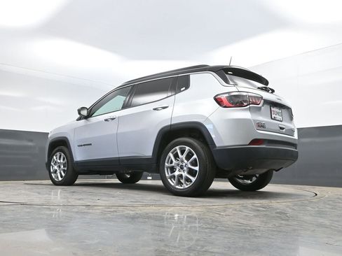 Used 2025 Jeep Compass Limited AWD/4WD image 33