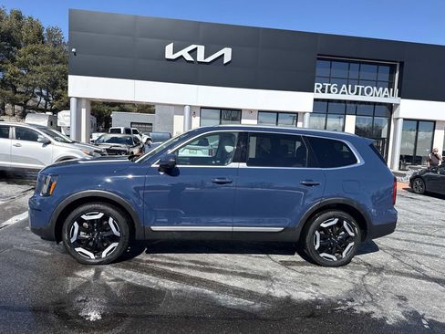 Used 2023 Kia Telluride S image 2
