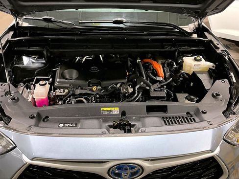 Used 2022 Toyota Highlander XLE AWD/4WD image 32