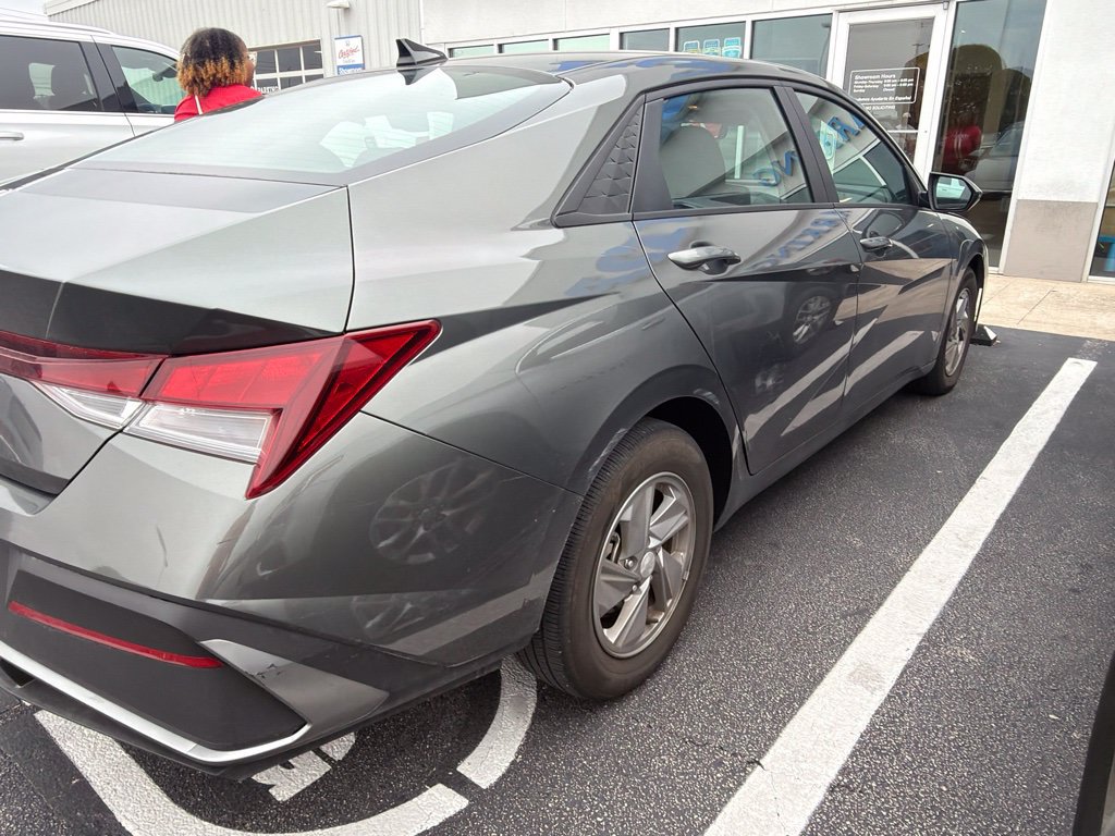 Used 2025 Hyundai Elantra SE FWD image 4